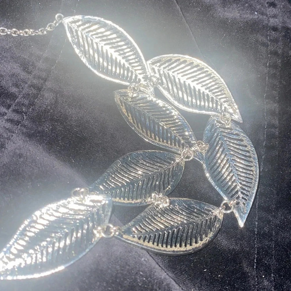 Vintage silver metal sparkles bold leafs statement necklace - Picture 9 of 11